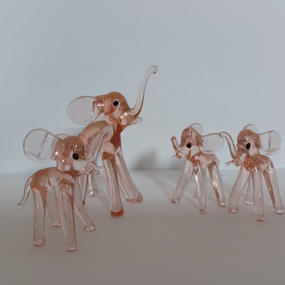 Miniature Pink Flass Depression Era Elephant Figurines Mom and 3 Babies Set - Picture 2 of 2